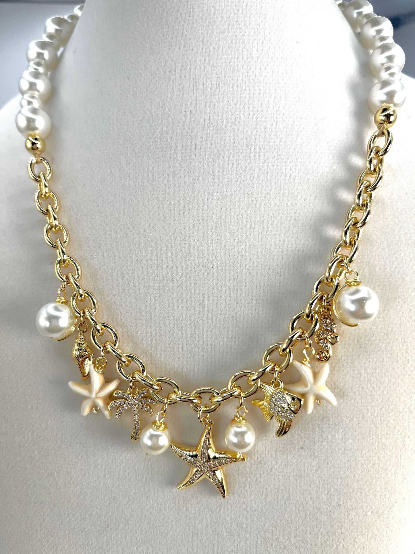 Pearls & Chain Necklace With Sea Stars Charms