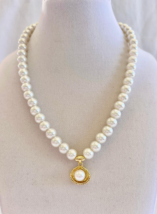 Pearls Necklace With Sea Clam Charm